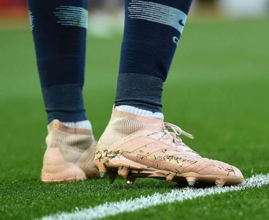 Mengapa Sepatu Sepak Bola Memiliki Gambir di Bawah?