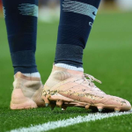 Mengapa Sepatu Sepak Bola Memiliki Gambir di Bawah?