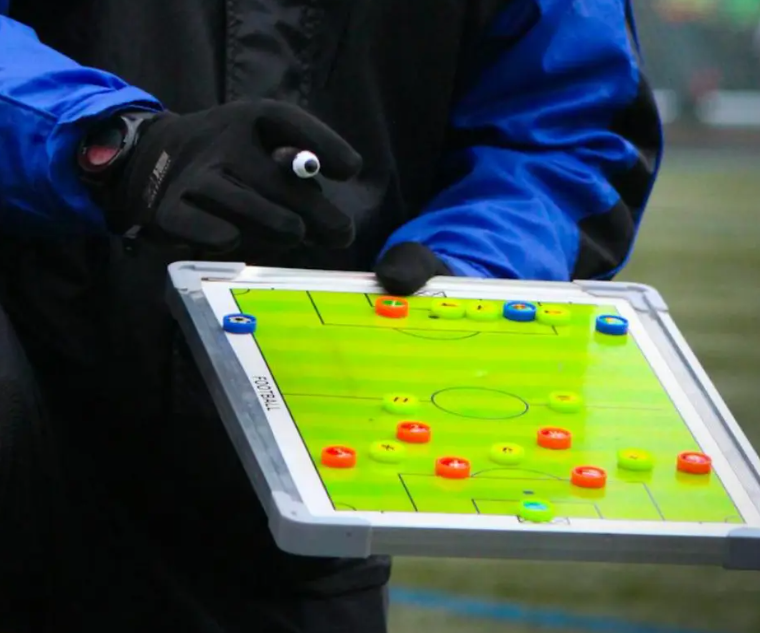 tactical-board-dalam-sepak-bola